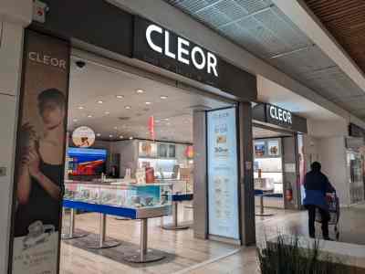 La bijouterie Cléor donne sur la galerie marchande de Carrefour Chaussée de Chappe, à Bourges.